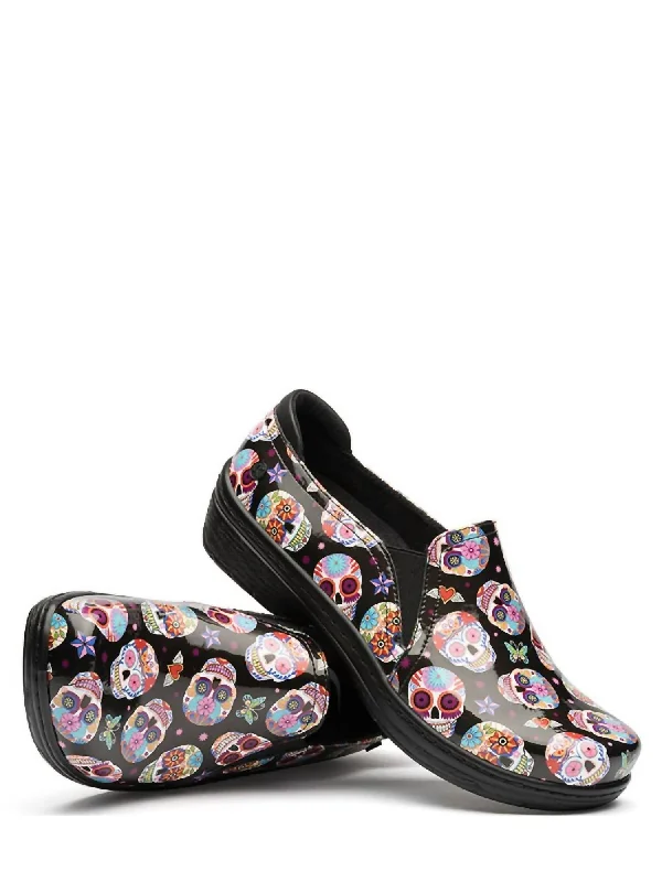 running shoes for snowy paths-Women's Moxy Clog - Wide Width In Candy Skulls