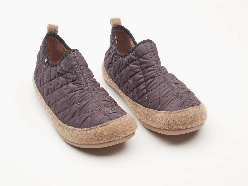 running shoes with ergonomic design-Super soft quilted Pitas slippers