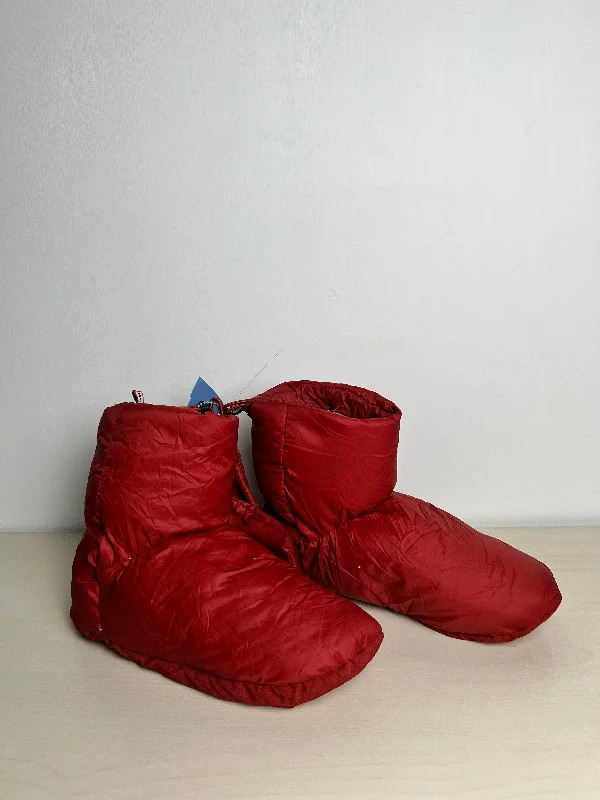 running shoes with firm upper-Slippers By Hunter In Red